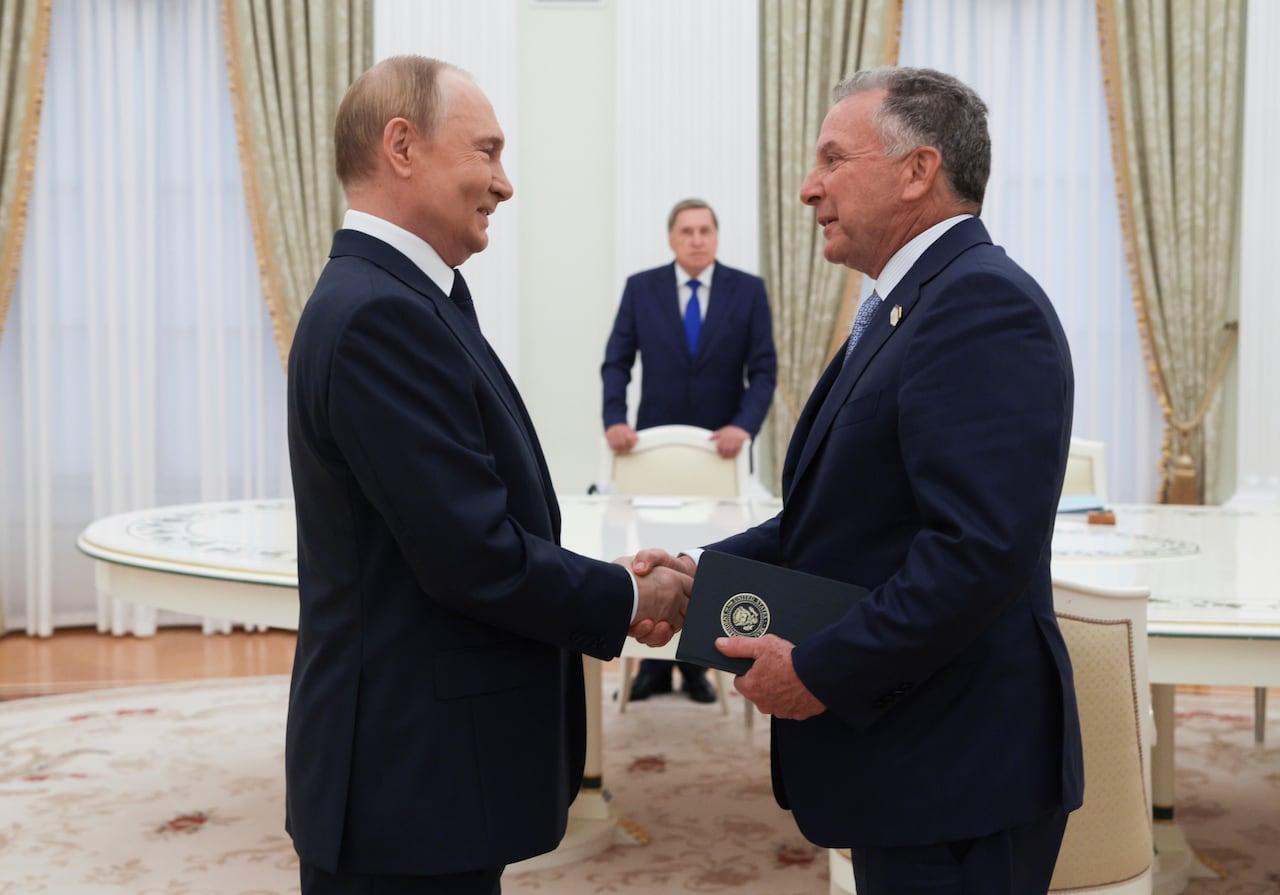 Embaixador dos EUA Witkoff se reúne com Putin para discutir cessar-fogo.