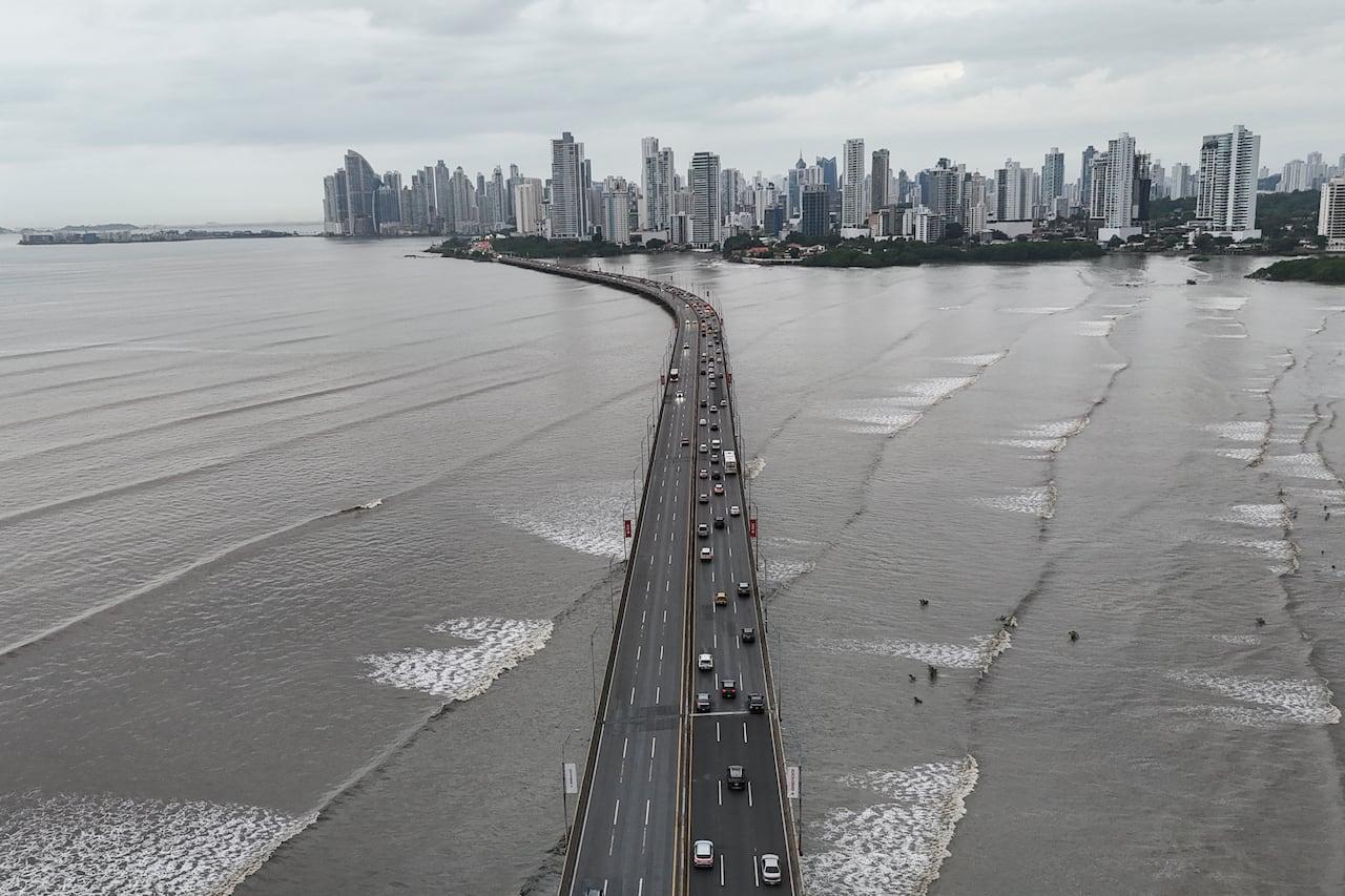 "Entendendo tsunamis: causas, efeitos e como se formam."