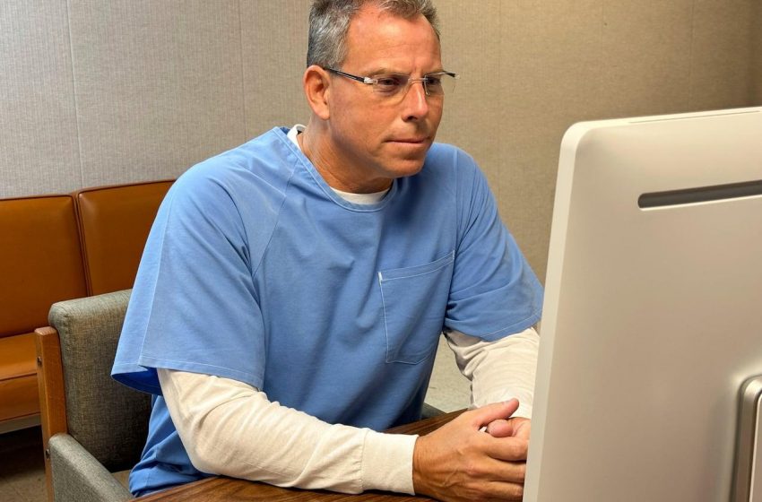  Erik Menendez teve liberdade condicional negada por mau comportamento.