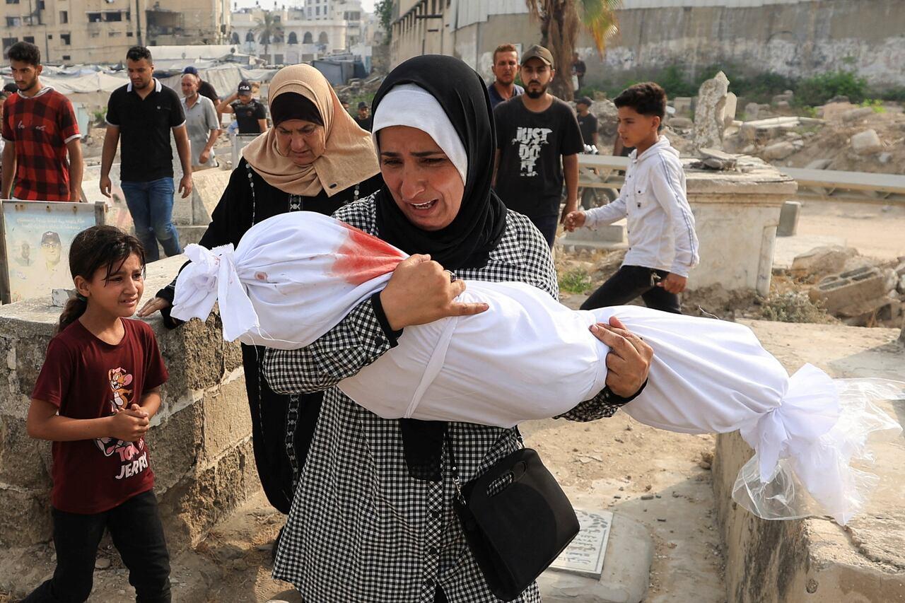 Exército israelense intensifica ataque com aumento de mortes em Gaza.