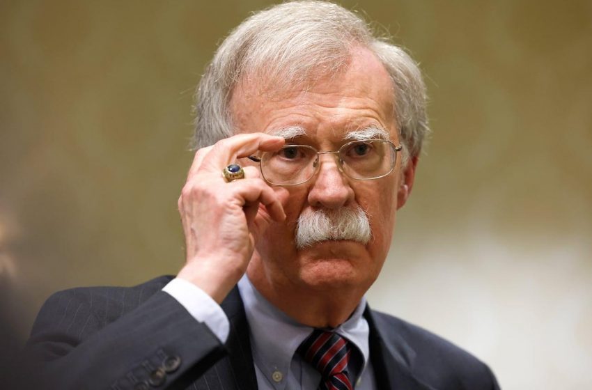 FBI realiza busca na casa de John Bolton em meio a polêmicas.