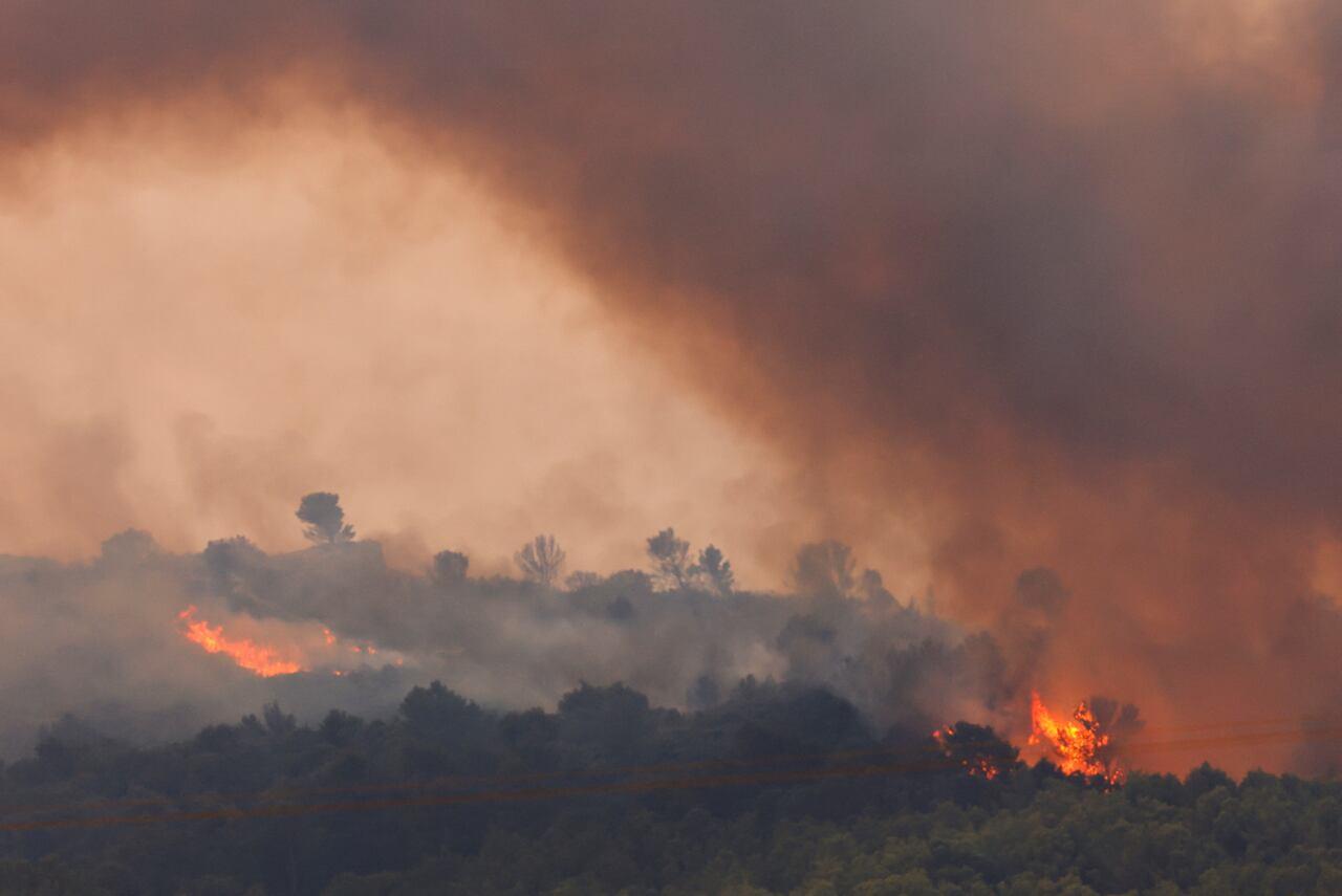 Fires devastam sul da França, destruindo lares e vidas.