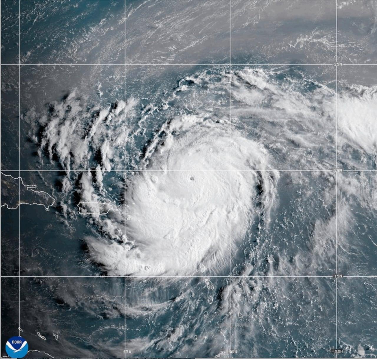 Furacão Erin se intensifica após fortes chuvas no Caribe.