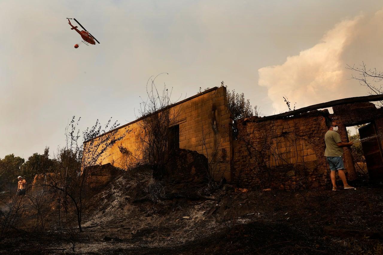 Furacões de fogo e calor extremo dificultam trabalho no norte da Espanha.