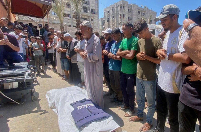  Indignação internacional após ataque aéreo de Israel matar jornalistas.