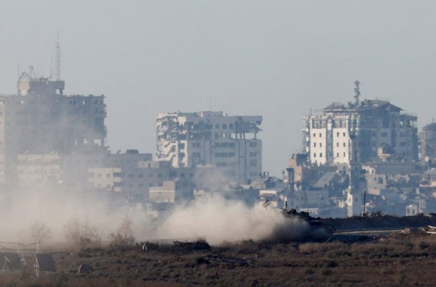 Israel reforça estratégia em Gaza enquanto Hamas sugere trégua.