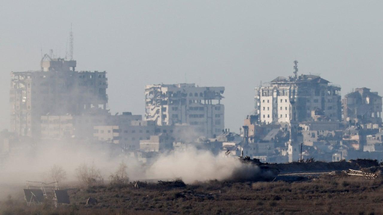 Israel reforça estratégia em Gaza enquanto Hamas sugere trégua.