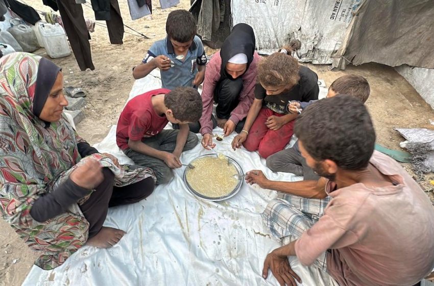  Jantar em Gaza: Uma Refeição Compartilhada por Sete Pessoas.