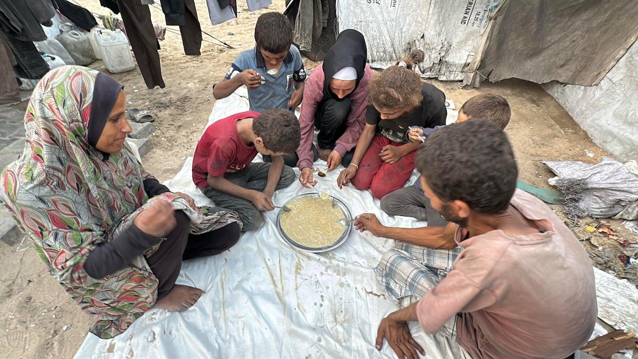 Jantar em Gaza: Uma Refeição Compartilhada por Sete Pessoas.