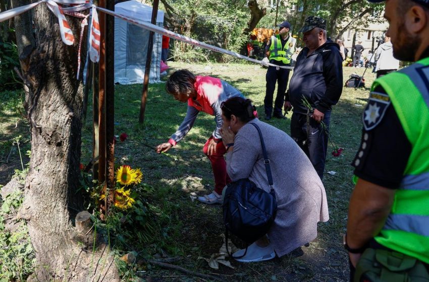 Kiev chora com ataque devastador russo; 31 mortos.