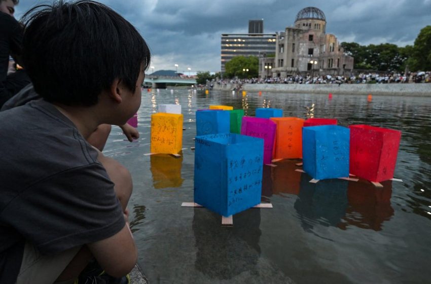  Lanternas flutuantes iluminam memórias das vítimas de Hiroshima.