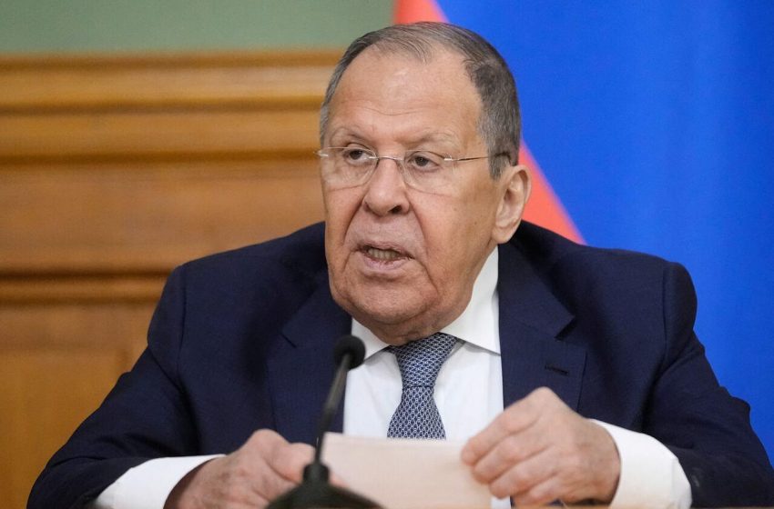 Lavrov critica estratégias ‘desajeitadas’ da OTAN na guerra na Ucrânia.