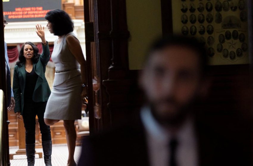 Líder do Texas dorme no Capitólio em protesto contra redistritamento.