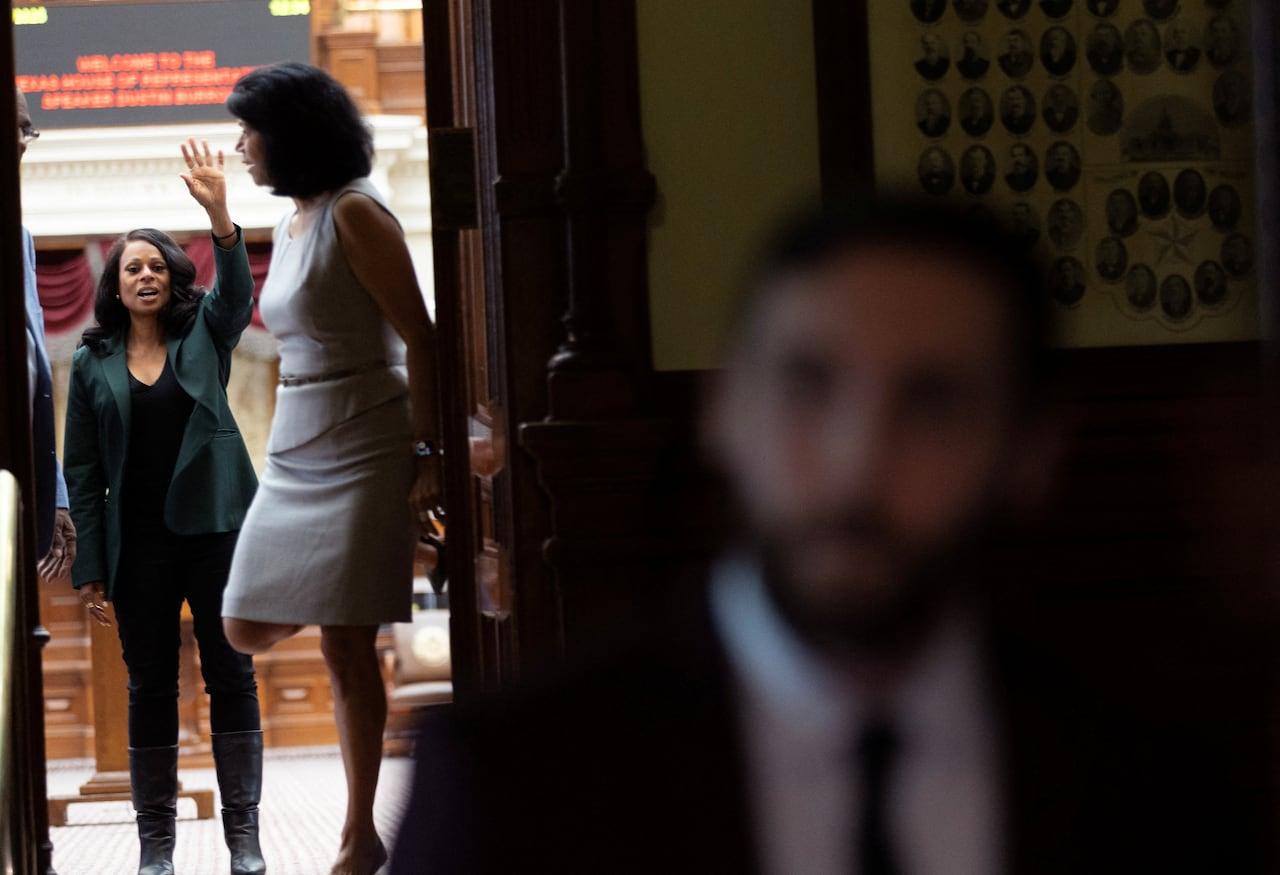 Líder do Texas dorme no Capitólio em protesto contra redistritamento.