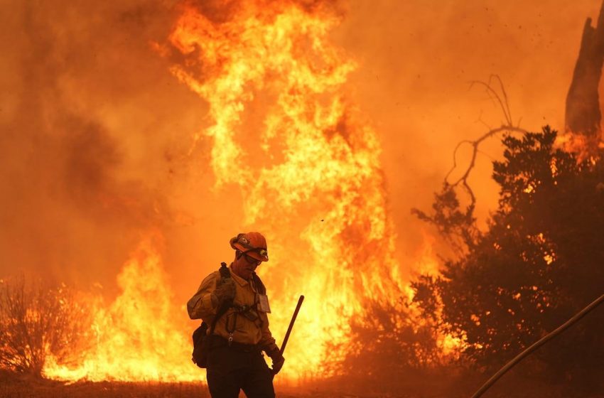  Milhares evacuam devido a incêndio florestal perto de Los Angeles.