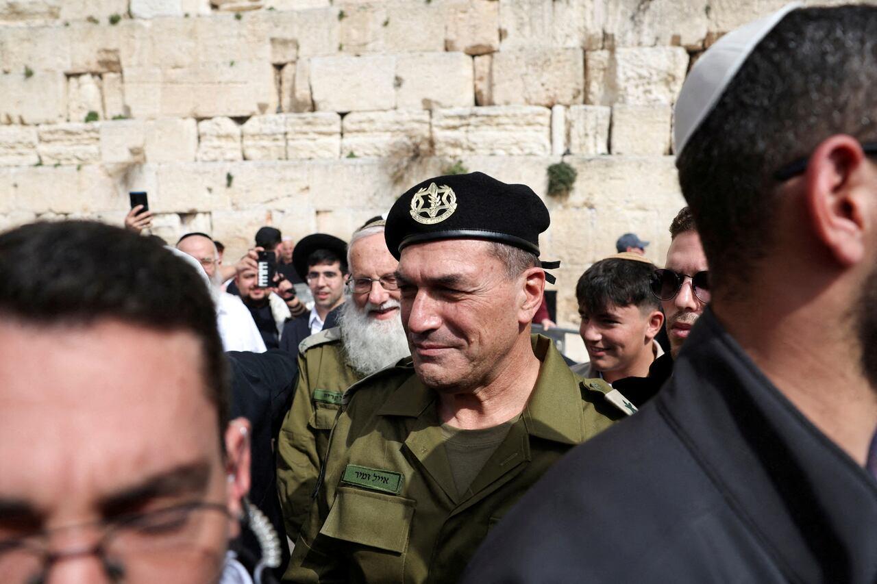 Netanyahu enfrenta pressão enquanto chefe militar alerta contra expansão da guerra.