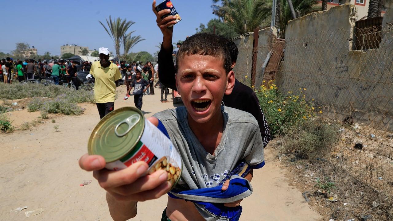 Netanyahu ignora fome em Gaza enquanto Trump intervém.