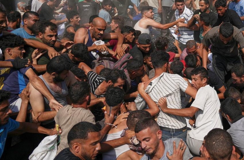 Organizações de ajuda pedem que Israel pare de usar assistência em Gaza.