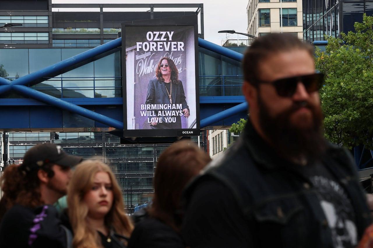 Ozzy Osbourne é homenageado pela família e fãs emocionados.