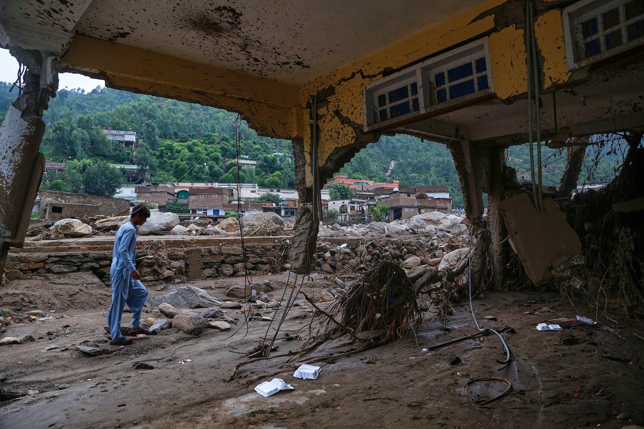 "Pakistan enfrenta riscos críticos de enchentes com mortes acima de 270"