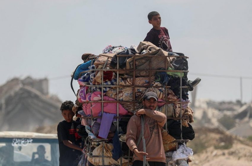 “Palestinos evacuam Gaza City temendo ofensiva israelense.”