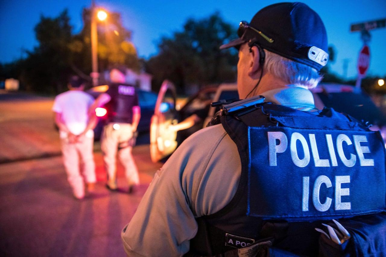 Plano de Trump para contratar 10 mil agentes da ICE com bônus.