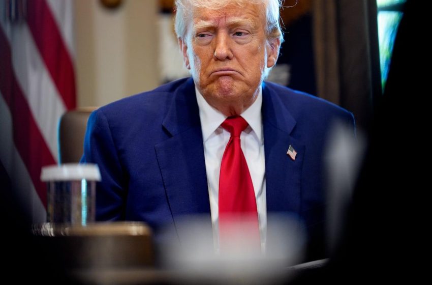  Popularidade em queda de Trump ligada a tarifas, afirmam especialistas.