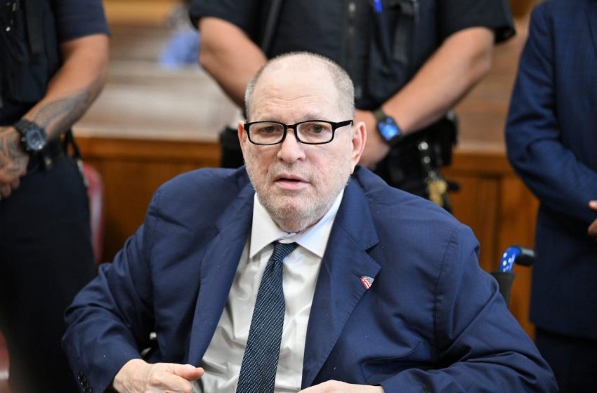  Possível sentença de Weinstein no próximo mês, aguarda novo julgamento.