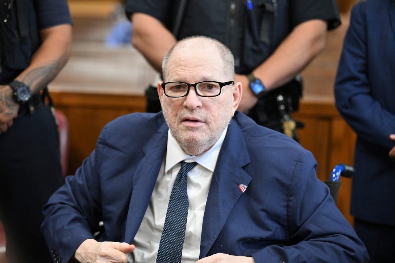 Possível sentença de Weinstein no próximo mês, aguarda novo julgamento.