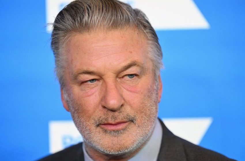  Processo por prisão maliciosa de Alec Baldwin é arquivado.