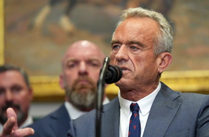  RFK Jr. interrompe financiamento de R$ 500 milhões para vacinas mRNA.