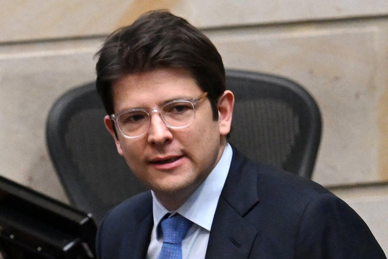 Senador colombiano Miguel Uribe morre após tiroteio em comício.