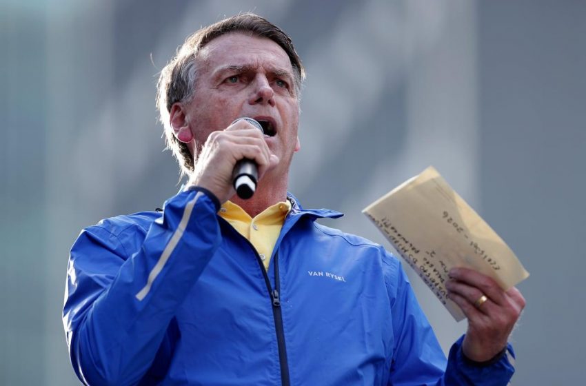  Supremo Tribunal do Brasil coloca Jair Bolsonaro em prisão domiciliar.