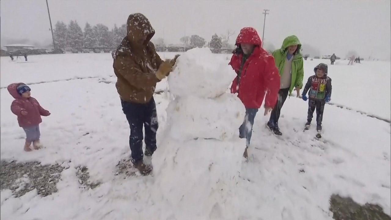 Tempestades de neve inesperadas transformam Austrália em um paraíso invernal.