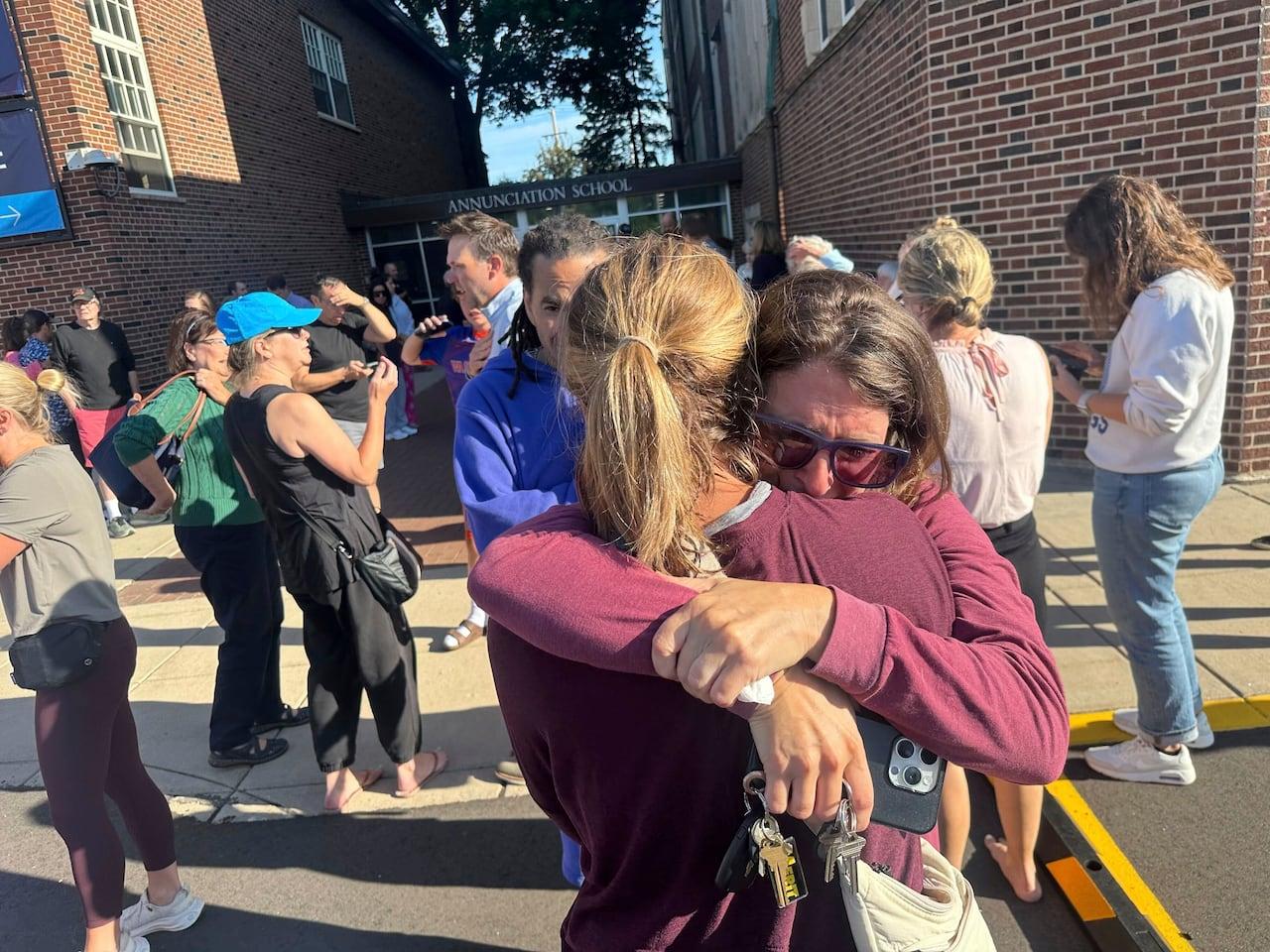 Tiroteio trágico em escola e igreja de Minnesota deixa vítimas.