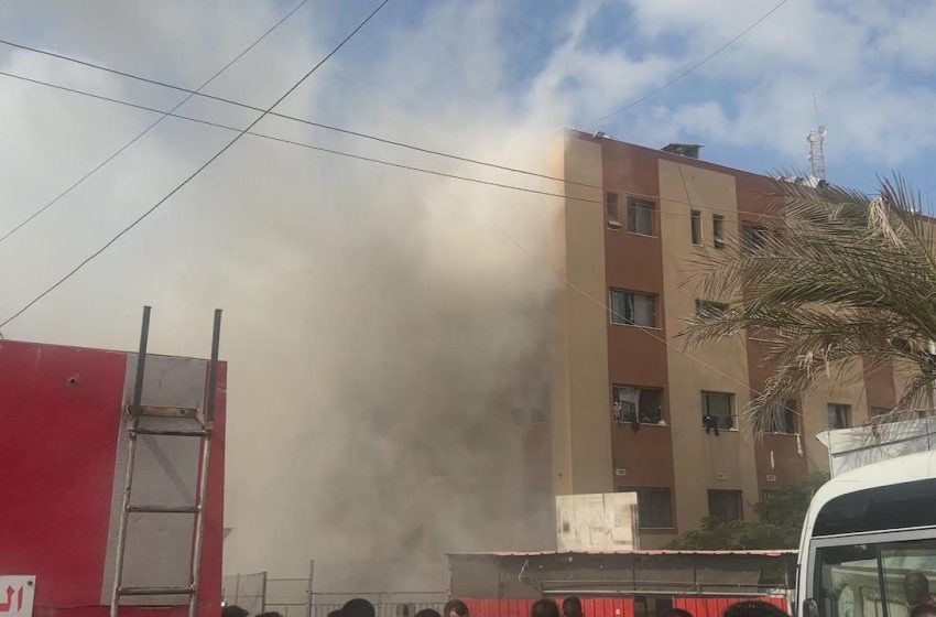 Trágico ataque aéreo israelense mata cinco jornalistas em hospital de Gaza.