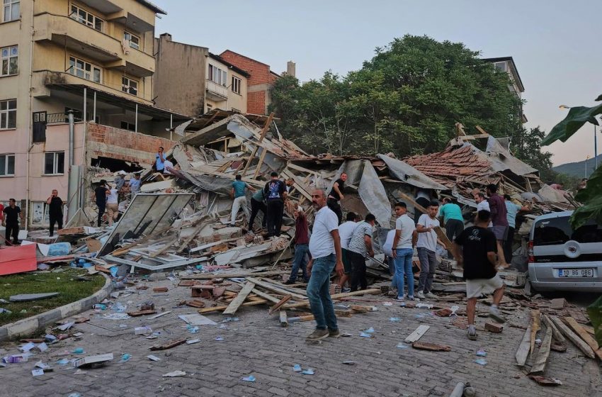  “Tremor de 6,1 magnitude no Turquia causa desabamentos.”