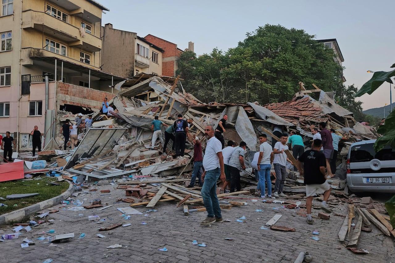 "Tremor de 6,1 magnitude no Turquia causa desabamentos."