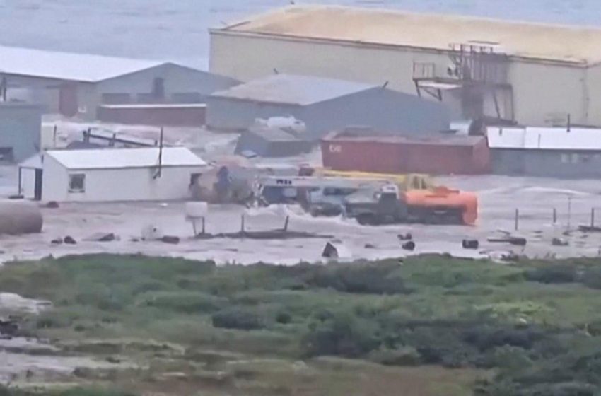 Tsunami devasta cidade russa, arrastando prédios.