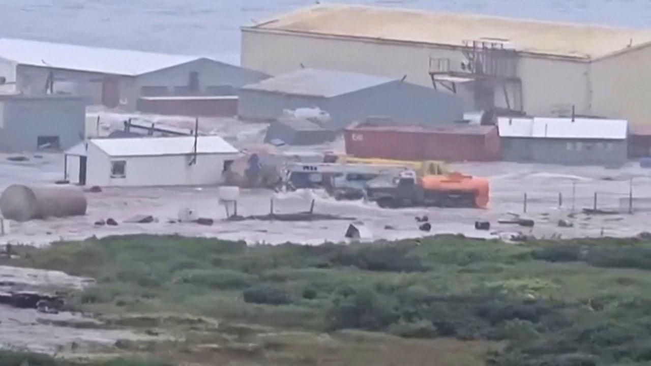 Tsunami devasta cidade russa, arrastando prédios.