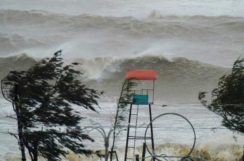 Tufão Kajiki provoca evacuações em massa na costa do Vietnã.
