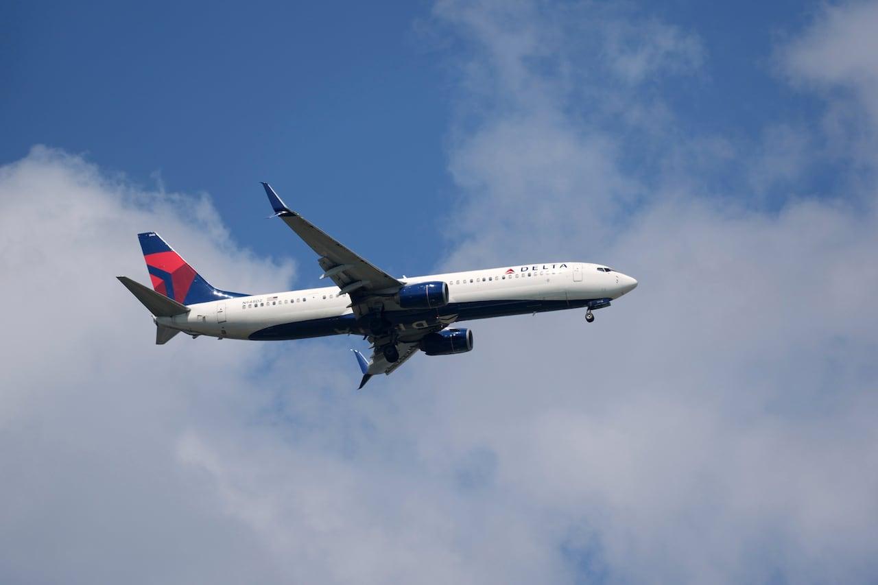 Turbulência em voo da Delta fere 25 e força pouso de emergência.