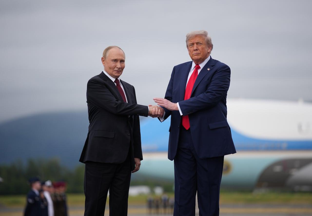 Visita de Trump ao Alasca termina sem acordo de paz na Ucrânia.
