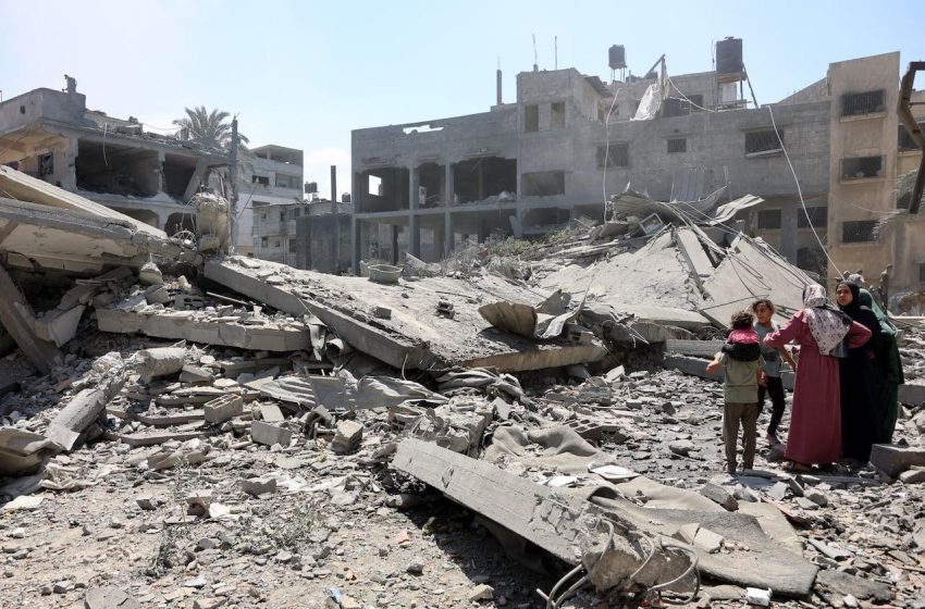 Israel intensifica ataques aéreos em Gaza, atingindo prédios e escolas.