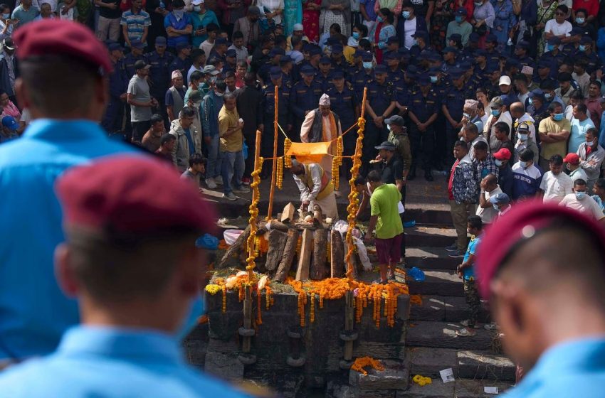 Presidente do Nepal nomeia primeiro-ministro interino amid protestos.
