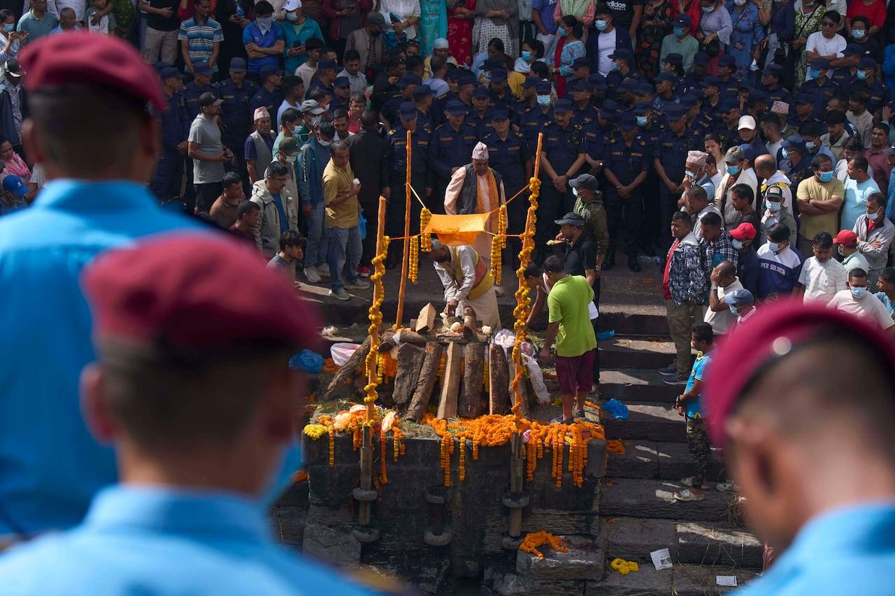 Presidente do Nepal nomeia primeiro-ministro interino amid protestos.