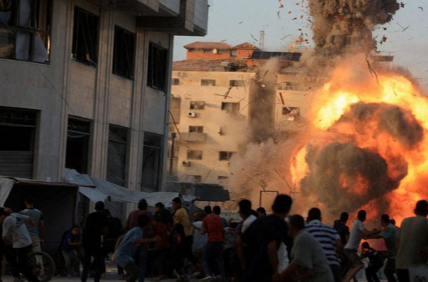 Ataques intensificados destroem prédios na cidade de Gaza.