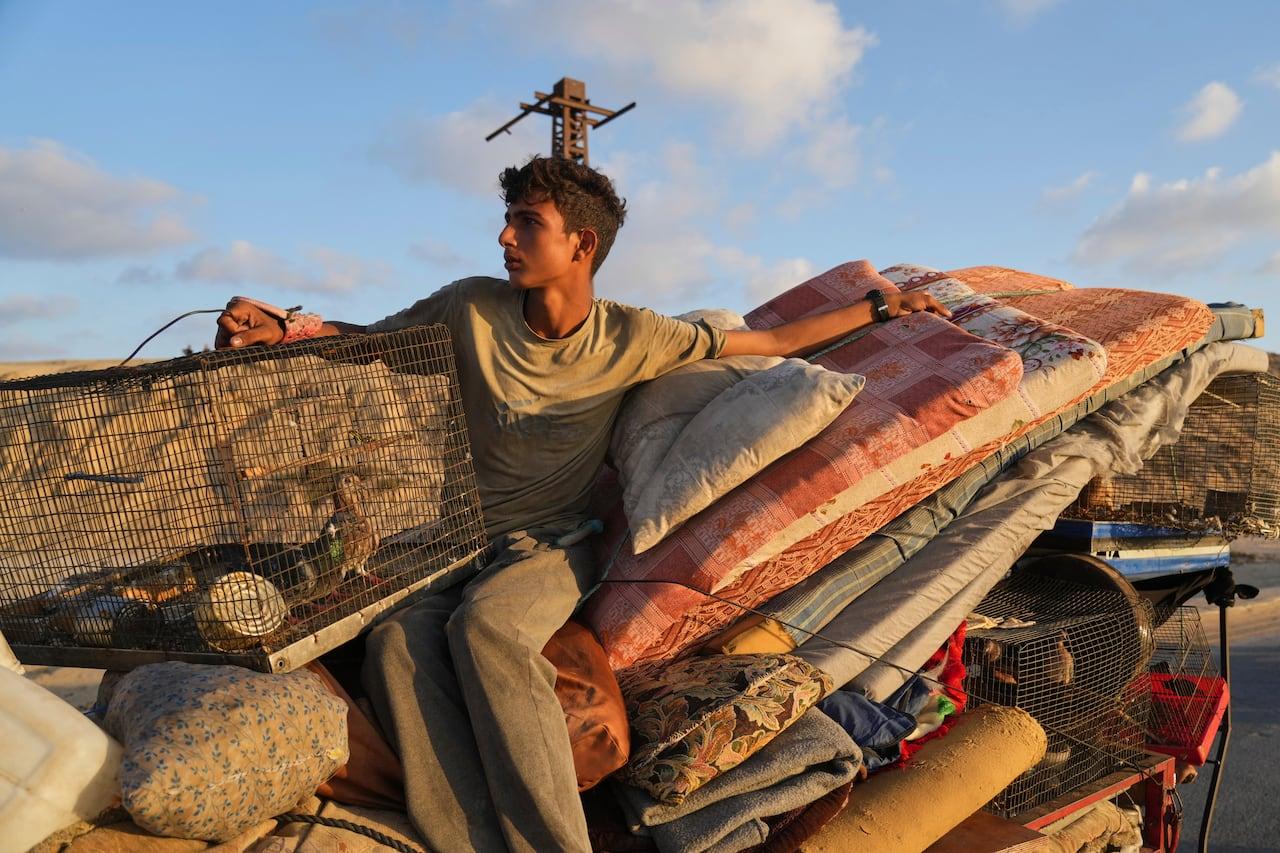 Aumento do deslocamento de palestinos na crise de Gaza.