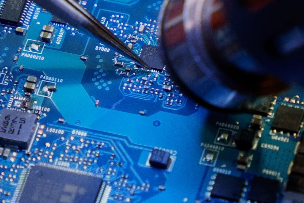 China investiga política de chips dos EUA antes de negociações.