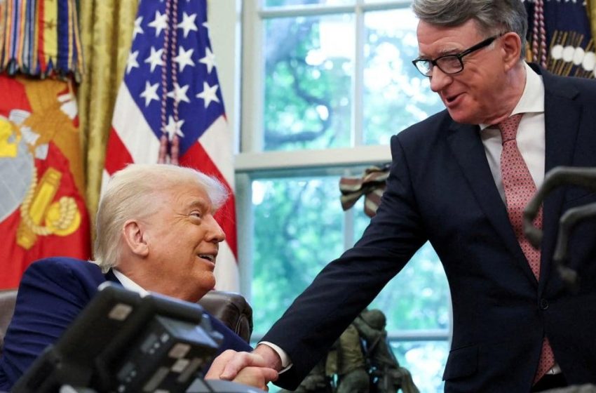  Embaixador do Reino Unido nos EUA demitido por conexões com Epstein.